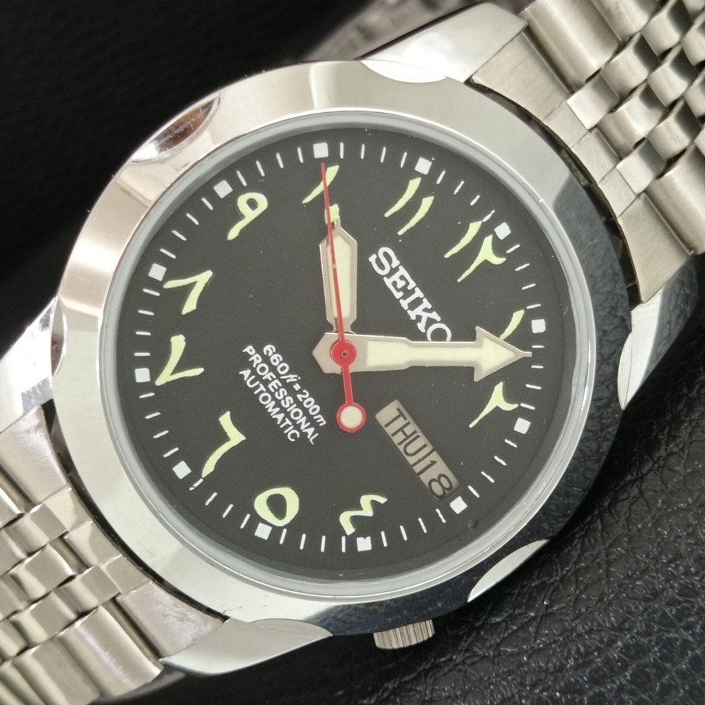 Vintage 1990 Seiko Automatic Mens Silver Watch WDaydate  White Accents